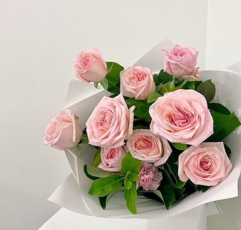 An exquisite bouquet of light pink roses in a modern presentation, crafted by Naked Fern Florals. The Julieta Bouquet of Roses adds a touch of luxury and romance to any celebration, enhancing moments of love and joy. #brisbaneflorist #everydayflowers #mothersdayflowers #Nakedfernflowers #weddingflowers