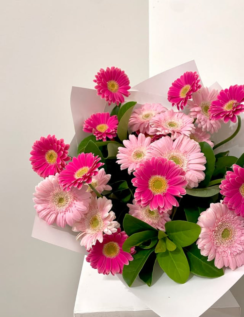 A beautiful bouquet of pink gerberas in the Vibrant Bella Fresh Flower Arrangement by Naked Fern Florals, thoughtfully arranged to elevate special occasions. This fresh flower arrangement radiates elegance and delight, making it a perfect gift for loved ones. #brisbaneflorist #everydayflowers #mothersdayflowers #Nakedfernflowers #weddingflowers